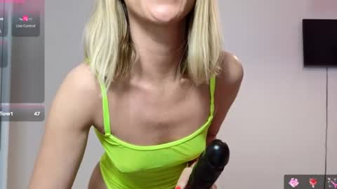 Snapshot of roxannequin chatting on June 11, 4:27 pm roxanne online show from June 11, 4:27 pm