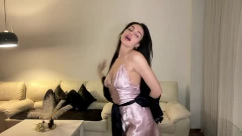 Snapshot of roxellesilvara chatting on April 8, 9:37 pm Roxy online show from April 8, 9:37 pm