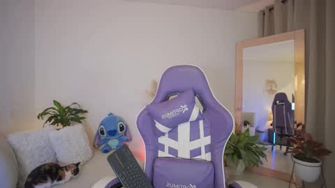 Snapshot of roxie_gates chatting on March 29, 2:22 am R O X I E online show from March 29, 2:22 am