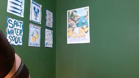 Snapshot of roxiehood chatting on October 31, 2:34 am Roxie online show from October 31, 2:34 am