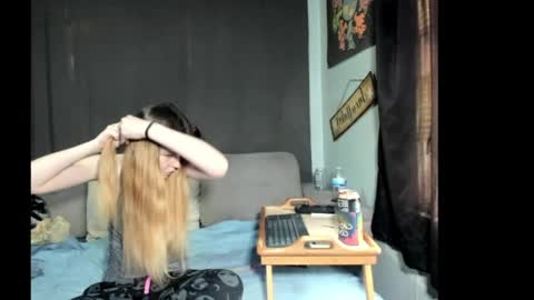 Snapshot of roxihazeleyes chatting on March 30, 6:42 pm roxihazeleyes online show from March 30, 6:42 pm