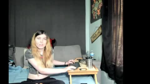 Snapshot of roxihazeleyes chatting on March 31, 2:17 pm roxihazeleyes online show from March 31, 2:17 pm