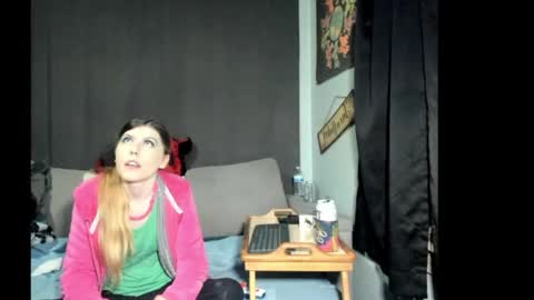 Snapshot of roxihazeleyes chatting on April 1, 2:56 am roxihazeleyes online show from April 1, 2:56 am