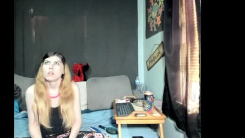 Snapshot of roxihazeleyes chatting on April 1, 7:33 pm roxihazeleyes online show from April 1, 7:33 pm