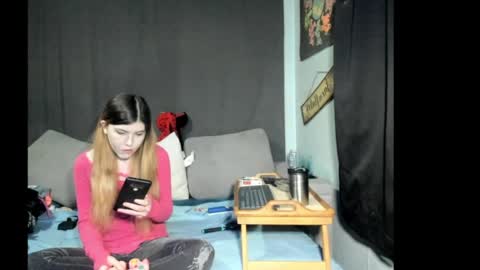 Snapshot of roxihazeleyes chatting on April 3, 4:43 am roxihazeleyes online show from April 3, 4:43 am