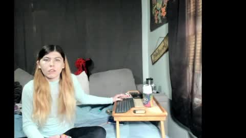 Snapshot of roxihazeleyes chatting on April 3, 6:28 pm roxihazeleyes online show from April 3, 6:28 pm