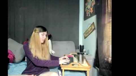 Snapshot of roxihazeleyes chatting on April 5, 6:16 pm roxihazeleyes online show from April 5, 6:16 pm