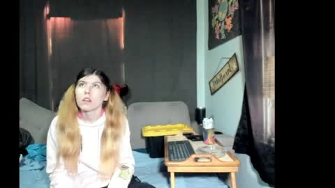 Snapshot of roxihazeleyes chatting on April 6, 10:33 pm roxihazeleyes online show from April 6, 10:33 pm