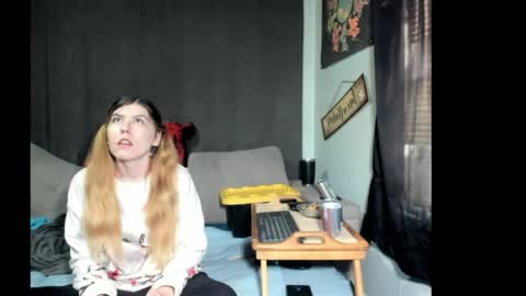 Snapshot of roxihazeleyes chatting on April 7, 3:12 pm roxihazeleyes online show from April 7, 3:12 pm