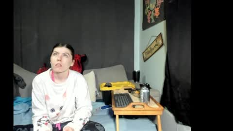 Snapshot of roxihazeleyes chatting on April 8, 3:17 am roxihazeleyes online show from April 8, 3:17 am