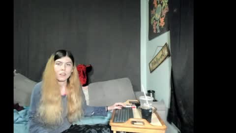 Snapshot of roxihazeleyes chatting on April 9, 3:17 am roxihazeleyes online show from April 9, 3:17 am