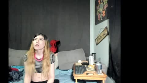 Snapshot of roxihazeleyes chatting on April 9, 6:19 am roxihazeleyes online show from April 9, 6:19 am