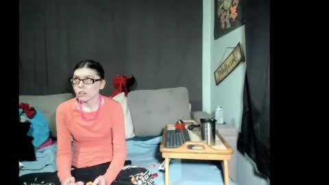 Snapshot of roxihazeleyes chatting on April 12, 1:43 am roxihazeleyes online show from April 12, 1:43 am