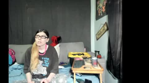 Snapshot of roxihazeleyes chatting on April 13, 11:21 pm roxihazeleyes online show from April 13, 11:21 pm