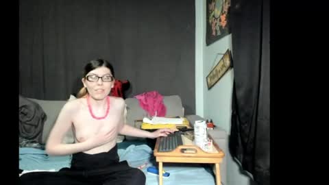 Snapshot of roxihazeleyes chatting on April 15, 3:46 am roxihazeleyes online show from April 15, 3:46 am