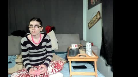 Snapshot of roxihazeleyes chatting on April 19, 3:17 am roxihazeleyes online show from April 19, 3:17 am