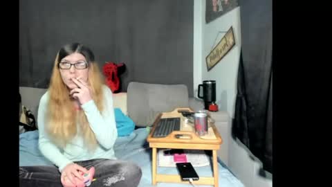 Snapshot of roxihazeleyes chatting on April 21, 1:29 am roxihazeleyes online show from April 21, 1:29 am