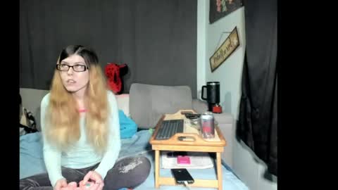 Snapshot of roxihazeleyes chatting on April 21, 1:42 am roxihazeleyes online show from April 21, 1:42 am