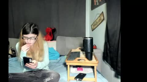 Snapshot of roxihazeleyes chatting on April 21, 2:51 am roxihazeleyes online show from April 21, 2:51 am