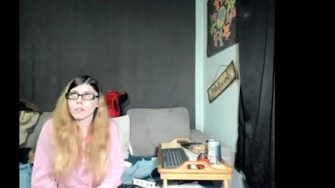 Snapshot of roxihazeleyes chatting on April 22, 5:21 am roxihazeleyes online show from April 22, 5:21 am