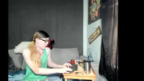 Snapshot of roxihazeleyes chatting on April 25, 1:36 pm roxihazeleyes online show from April 25, 1:36 pm