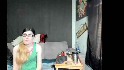 Snapshot of roxihazeleyes chatting on April 25, 1:41 pm roxihazeleyes online show from April 25, 1:41 pm