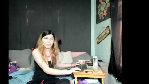 Snapshot of roxihazeleyes chatting on April 28, 6:24 pm roxihazeleyes online show from April 28, 6:24 pm