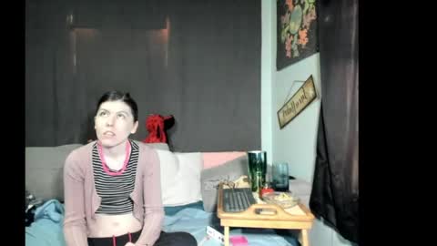 Snapshot of roxihazeleyes chatting on April 29, 11:55 pm roxihazeleyes online show from April 29, 11:55 pm