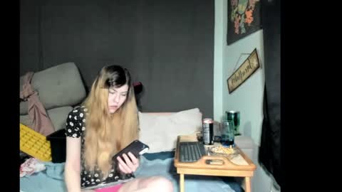 Snapshot of roxihazeleyes chatting on April 30, 12:00 pm roxihazeleyes online show from April 30, 12:00 pm