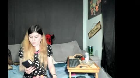 Snapshot of roxihazeleyes chatting on May 1, 6:51 am roxihazeleyes online show from May 1, 6:51 am