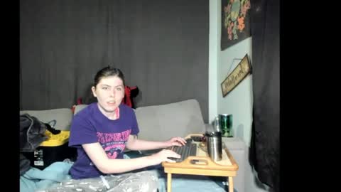 Snapshot of roxihazeleyes chatting on May 4, 2:40 am roxihazeleyes online show from May 4, 2:40 am