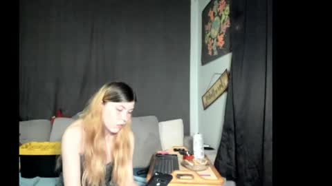 Snapshot of roxihazeleyes chatting on May 5, 3:47 am roxihazeleyes online show from May 5, 3:47 am