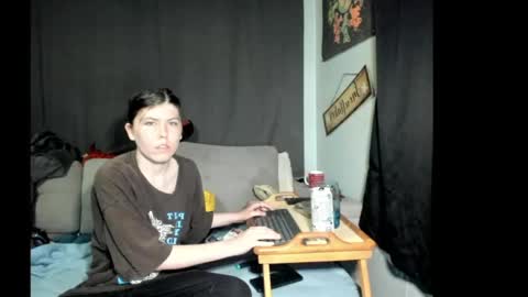 Snapshot of roxihazeleyes chatting on May 7, 9:47 am roxihazeleyes online show from May 7, 9:47 am