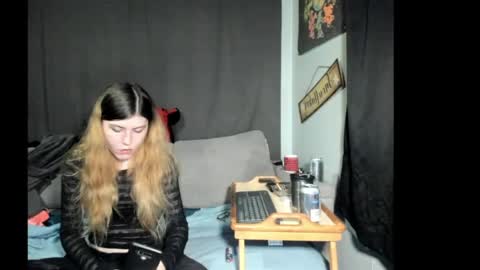 Snapshot of roxihazeleyes chatting on May 8, 3:34 am roxihazeleyes online show from May 8, 3:34 am