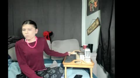 Snapshot of roxihazeleyes chatting on May 11, 12:38 am roxihazeleyes online show from May 11, 12:38 am