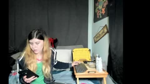 Snapshot of roxihazeleyes chatting on May 13, 2:42 am roxihazeleyes online show from May 13, 2:42 am
