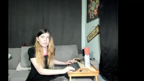 Snapshot of roxihazeleyes chatting on May 19, 11:38 am roxihazeleyes online show from May 19, 11:38 am
