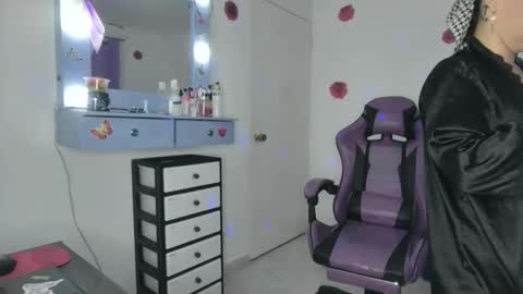 Snapshot of roxy_lu_07 chatting on February 4, 2:06 am Roxy online show from February 4, 2:06 am