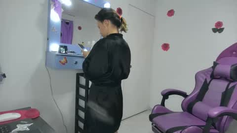 Snapshot of roxy_lu_07 chatting on February 16, 1:57 am Roxy online show from February 16, 1:57 am