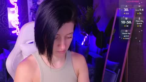 Snapshot of roxy_riot_ chatting on April 1, 2:01 am roxy_riot_ online show from April 1, 2:01 am