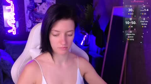 Snapshot of roxy_riot_ chatting on April 4, 1:26 am roxy_riot_ online show from April 4, 1:26 am