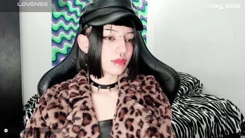 Roxy Independient model Help me to reach 50 thumbs up online show from January 29, 2:30 am