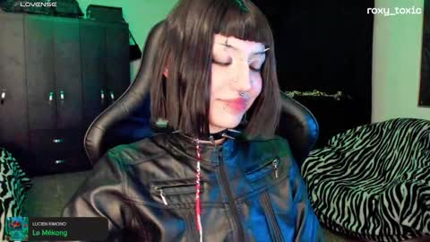 Roxy Independient model Help me to reach 50 thumbs up online show from October 15, 1:39 am