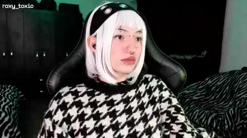 Roxy Independient model Help me to reach 50 thumbs up online show from November 19, 2:00 am