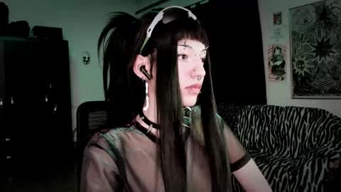 Snapshot of roxy_toxic chatting on March 25, 1:33 am Roxy Independient model Help me to reach 50 thumbs up online show from March 25, 1:33 am