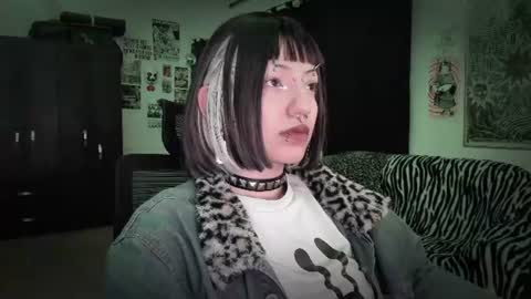 Roxy Independient model Help me to reach 50 thumbs up online show from June 18, 12:55 am