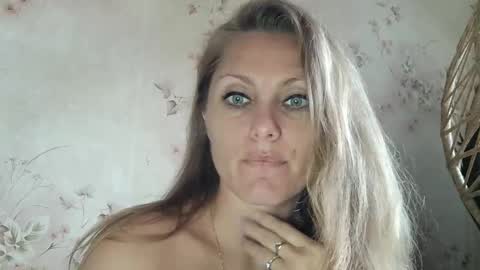 roxyfox18x01 online show from October 6, 6:33 am