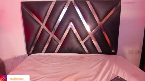 Snapshot of roxyjordan chatting on October 25, 11:29 am Roxxy Queen online show from October 25, 11:29 am