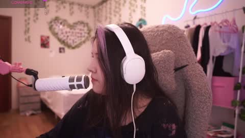 roxysuh online show from April 25, 8:17 am