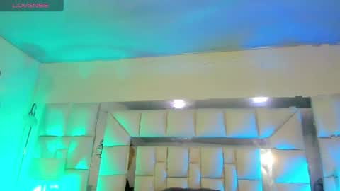 Snapshot of royal_xx chatting on April 6, 8:21 pm royal_xx online show from April 6, 8:21 pm